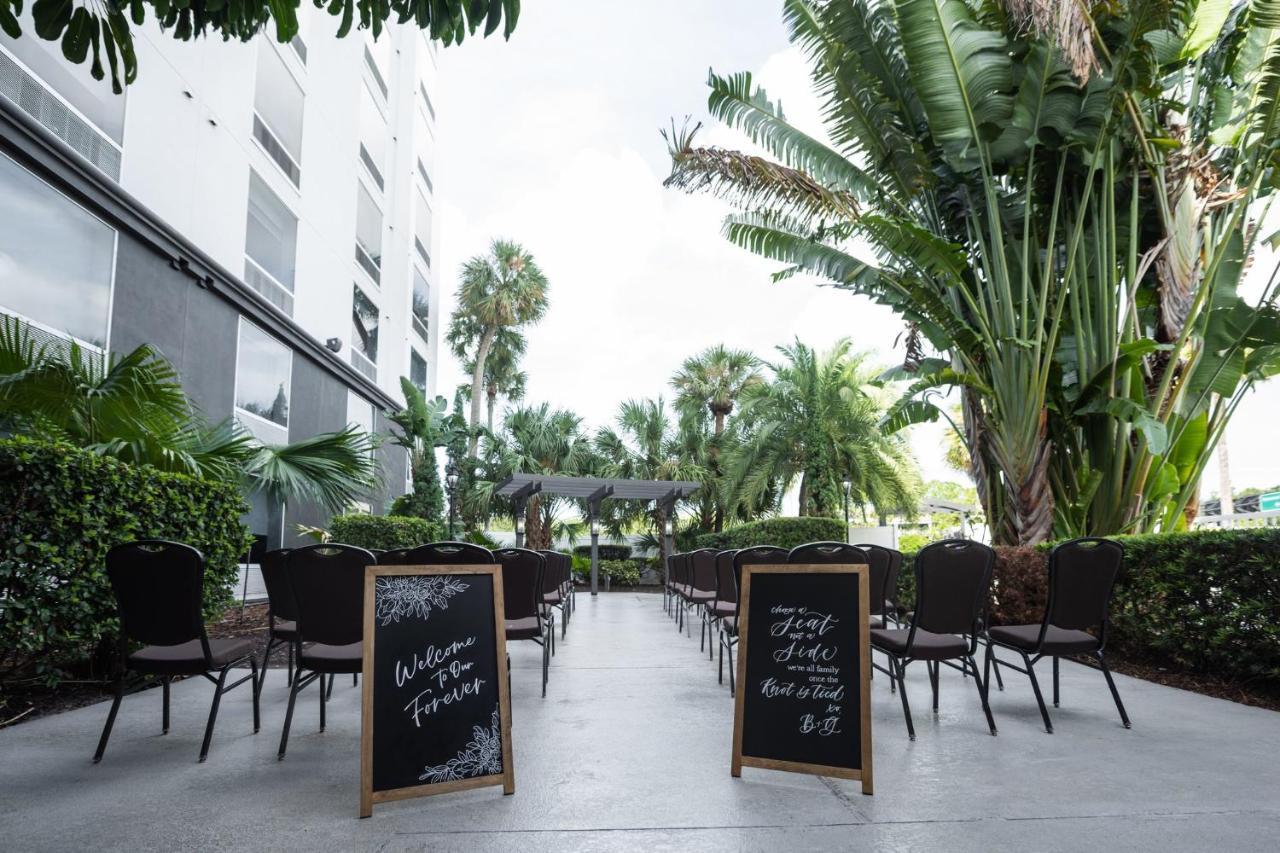 & Across From Universal By Ihg Station touristique