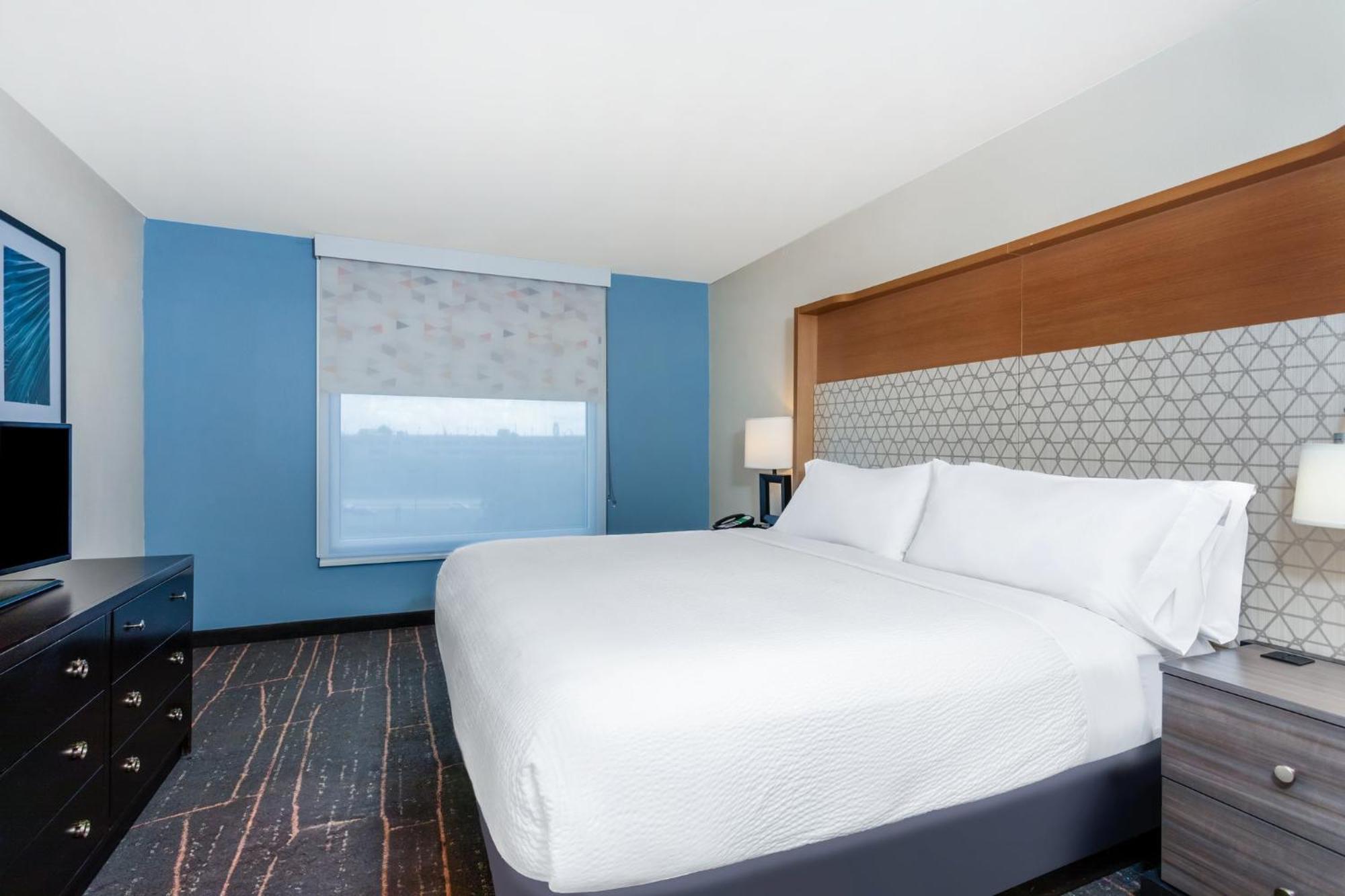 Holiday & Across From Universal By Ihg 3* Orlando